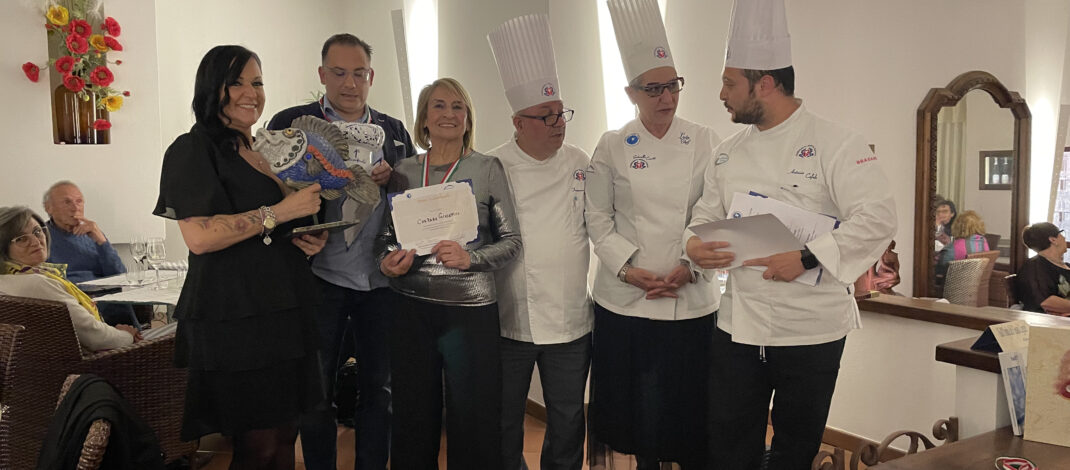 Con l’acciuga ripiena e fritta chef Alessandro Dentone vince il Memorial Ferrer 2024